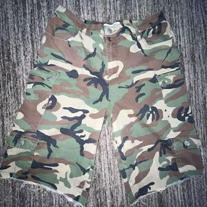 Almost Famous Men’s Size XL Camo Cargo Shorts Outdoor Casual Relaxed Fit Raw Hem